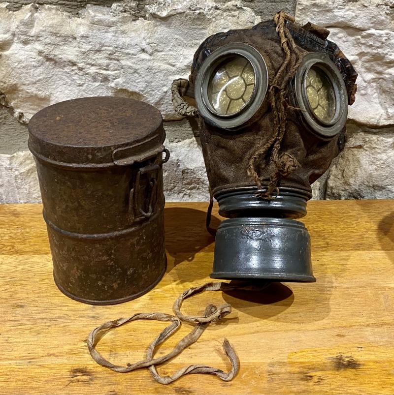 German M1917 Gas Mask in Tin, Named